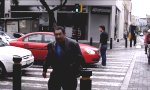 Lustiges Video : Verkehrslehrer am Zebrastreifen