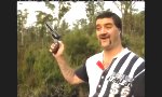 Funny Video : Psychopath spielt spontan Russisch Roulette