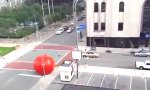 Funny Video : Angriff des roten Killerballs