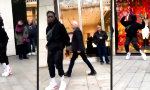 Funny Video : Jackson like durch die Fußgängerzone gleiten