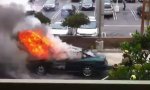 Brennendes Auto am Straßenrand