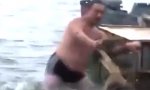 Mit dem Hund im Wasser im spielen