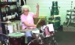 Oma am Schlagzeug