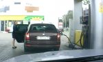 Funny Video : Frau an der Tankstelle