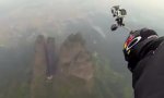 Mit Wingsuit durch Felsspalte