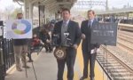 Movie : US-Senator gibt Interview am Bahnsteig