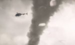 Helikopter wird in Tornado gezogen