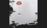 Lustiges Video - Flugzeug am Fallschirm