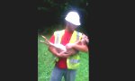 Lustiges Video - Baby-Reh mit kleinem Kuschelproblem