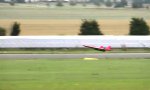 Lustiges Video : Modellflugzeug mit 709 kmh
