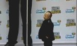 Lustiges Video : Kleinster Mann trifft den Größten
