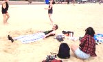 Sit-Ups am Strand