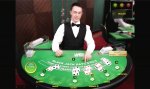 Suk Mike Hok am Pokertisch