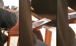 Funny Video : Pfarrer schaut Twerking Videos