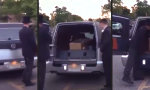 Auf dem Abschlussball im Sarg erscheinen