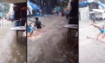 Gute Laune im Hochwasser von Mumbai