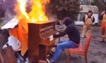 Lustiges Video : Der letzte heiße Gig auf dem alten Piano
