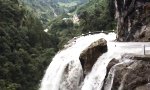 Nur ein bisschen Wasser auf der Gebirgsstraße