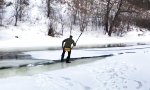 Überquerungskünstler am gefrorenen Fluss