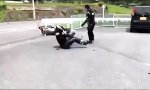 Lustiges Video : Mal schnell Starthilfe geben...
