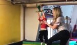 Lustiges Video - Spaß im Indoor-Spielplatz