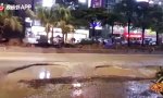 Funny Video : Ist nur ein kleines Schlagloch