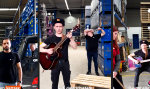 Warehouse-Oper mit Ushanka-Bonus